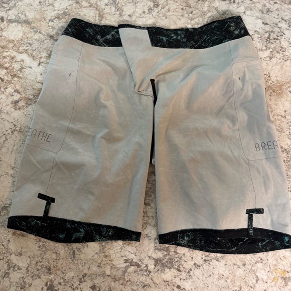 Lululemon Live in Practice Current State Hybrid Board Short - Geometric Channel - Picture 4 of 8